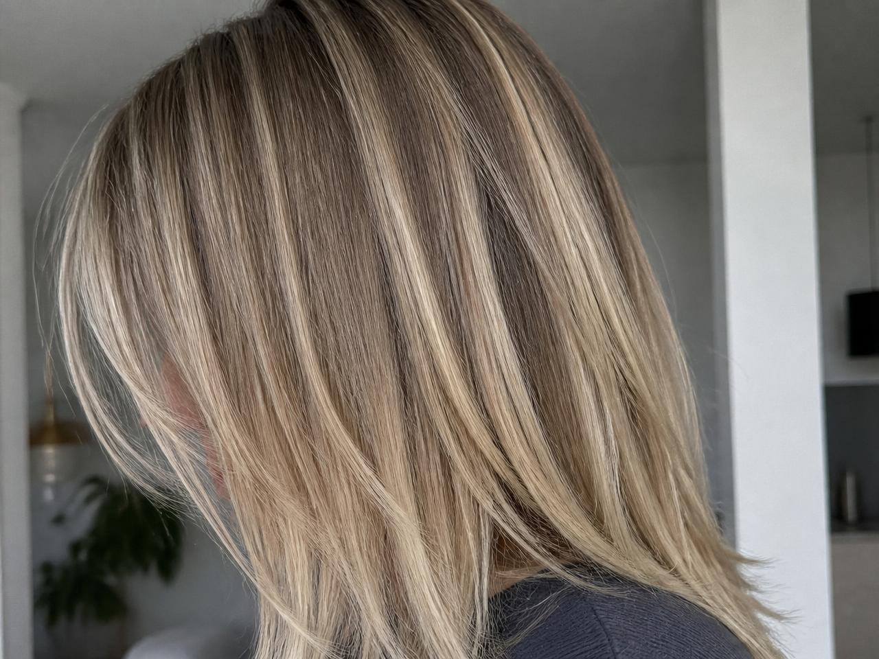 Beige-blondes Haar mit glänzender Struktur