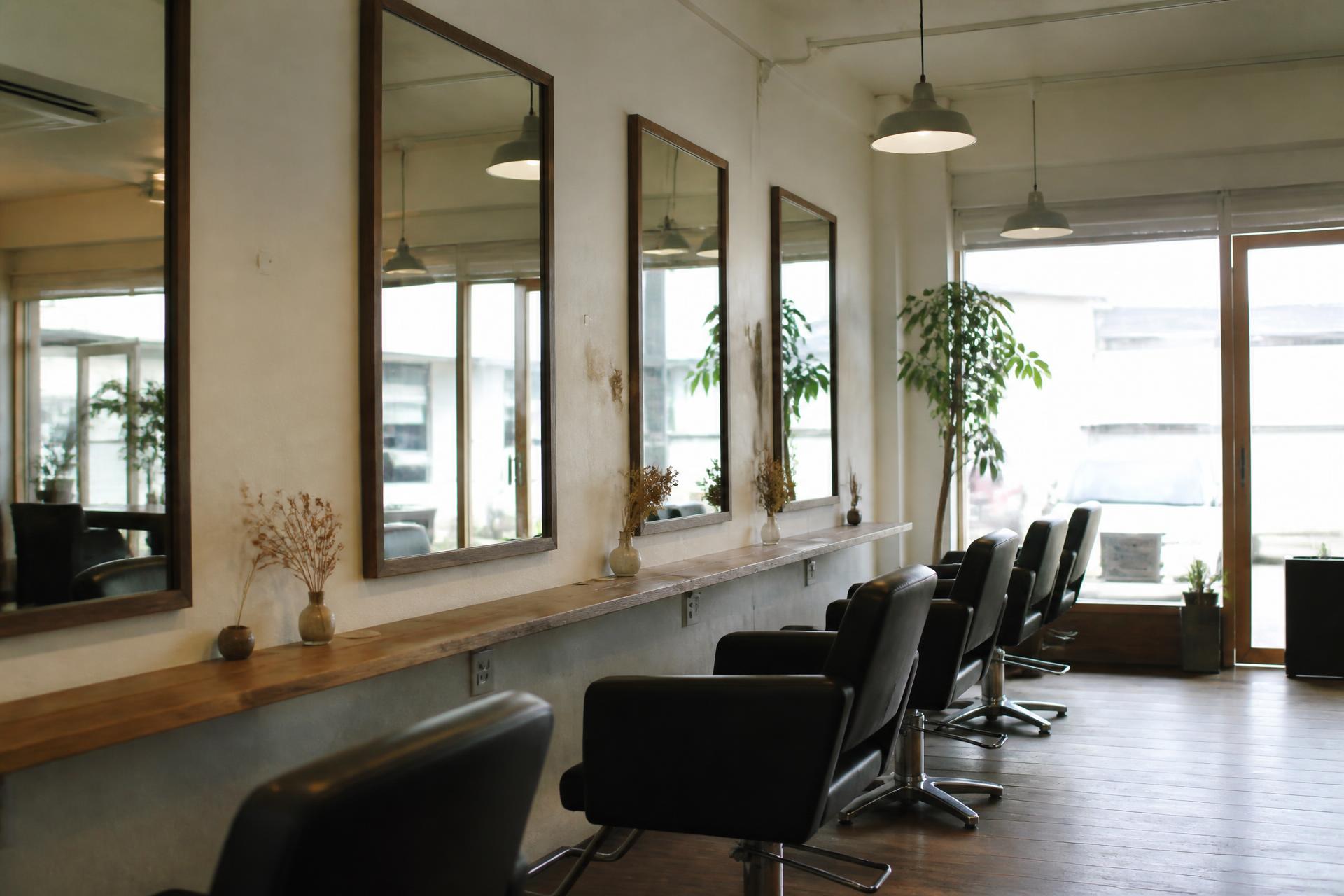 Heller, moderner Unisex-Salon in Schwabach mit Tageslicht