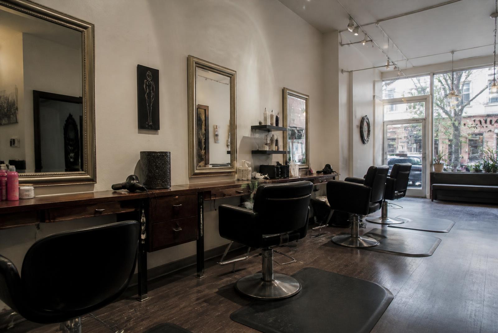 Salonbereich von Salon Carré in Schwabach mit Spiegeln und warmen Materialien